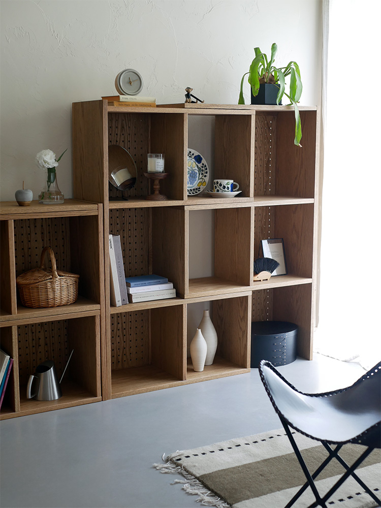 天然木レッドオークの【nora/ノラ】伸ばせて曲がるオープンシェルフ、収納バスケット付き