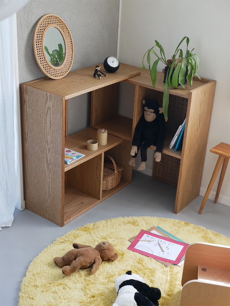 ノラの伸ばせて曲がるオープンシェルフ、レッドオーク天然木製の2段または3段フレキシブル収納棚