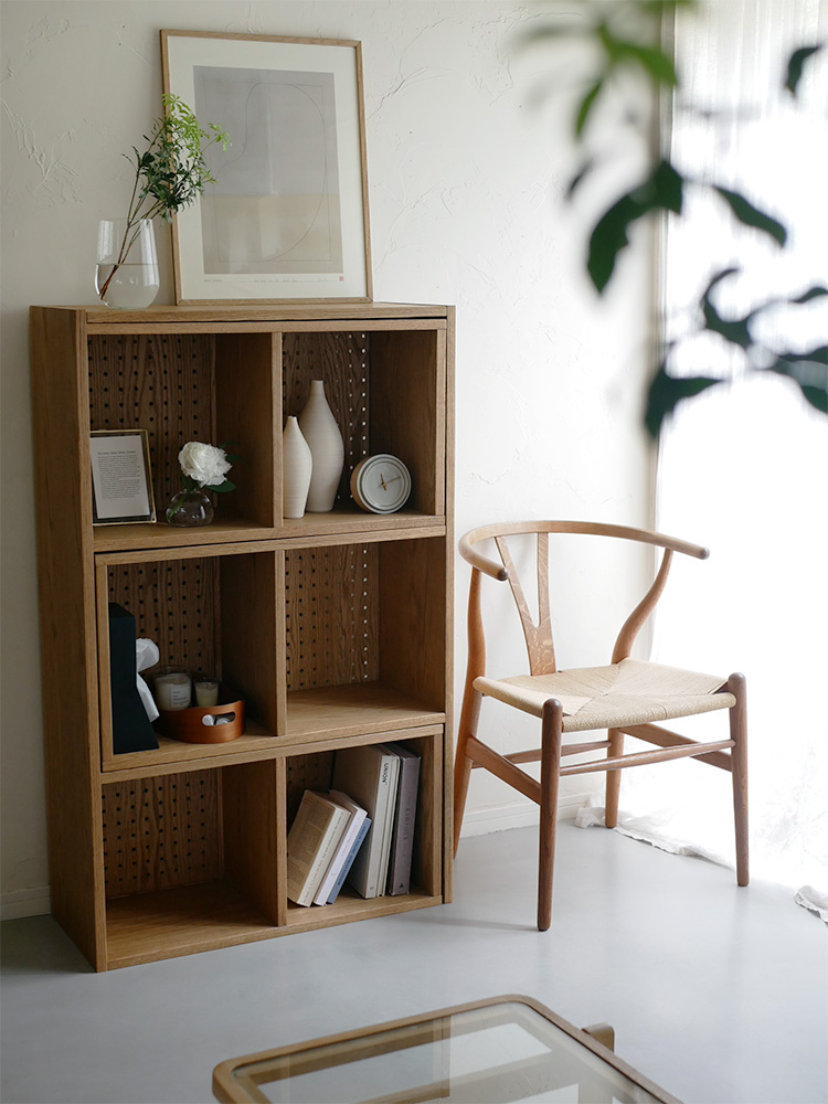 天然木製の【nora/ノラ】伸ばせて曲がるオープンシェルフ。2段構造で書籍や小物を収納できるスタイリッシュな木製家具。