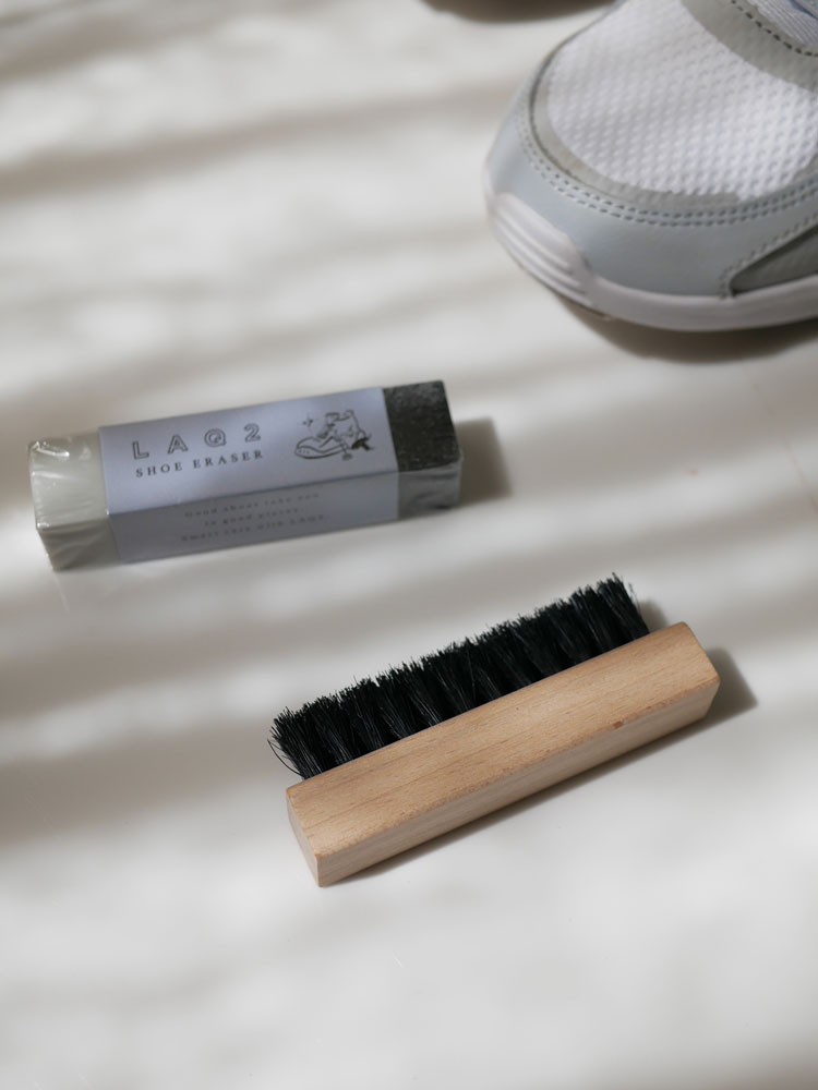 LAQ2（ラクツ）のシューズ＆ブーツリフレッシャー、シューイレイサー、ブラシがセットになったパッケージボックス