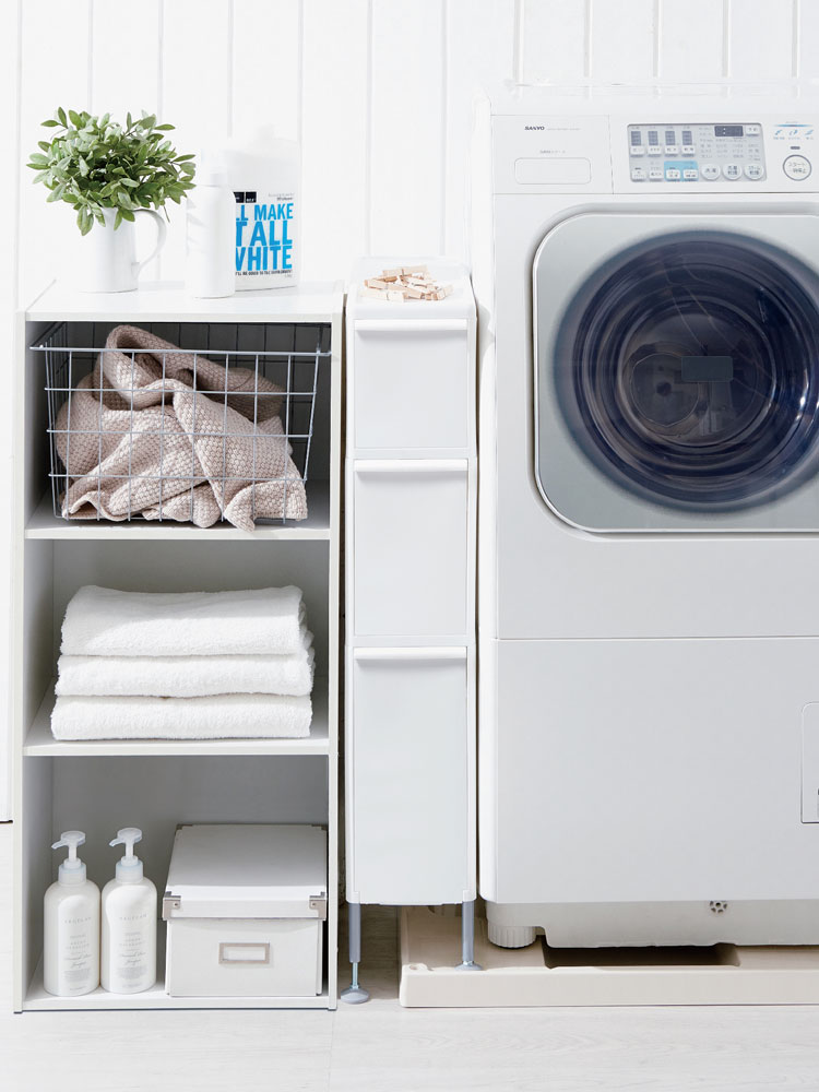 洗濯室に設置されたライクイットのアジャスター付きスリムストッカーと洗濯機