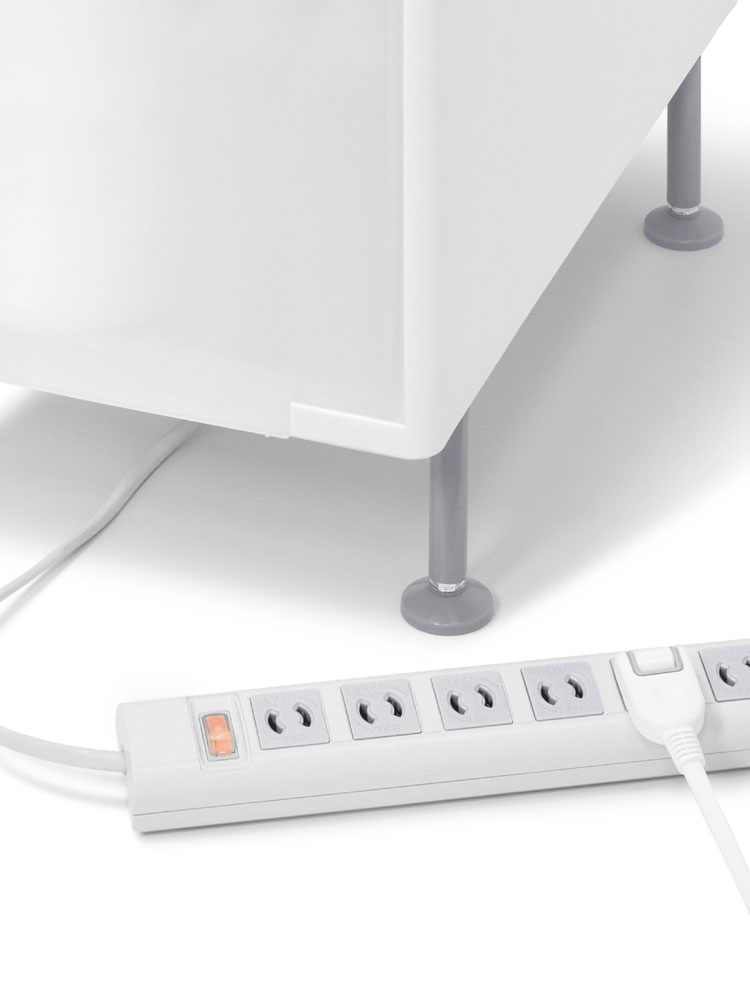 ライクイットのアジャスター付きスリムストッカーと電源タップ、電気ケーブルが整理されている家庭用電気機器