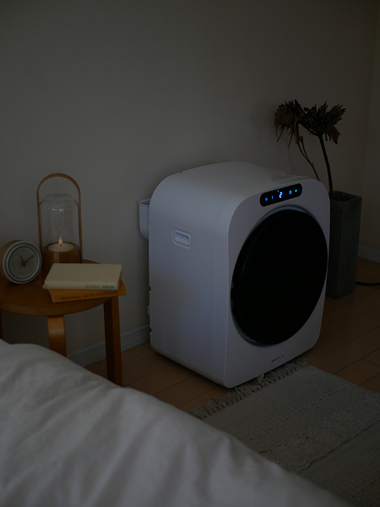 ESTILO（エスティロ）のシルバー色コンパクト衣類乾燥機。家庭用に最適な電子機器。