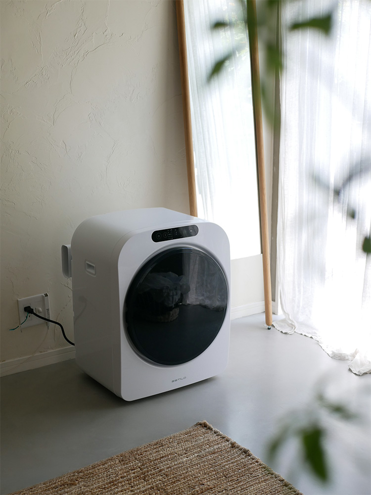 ESTILOエスティロのシルバー色コンパクト衣類乾燥機。スタイリッシュなデザインで家庭用に最適な家電製品