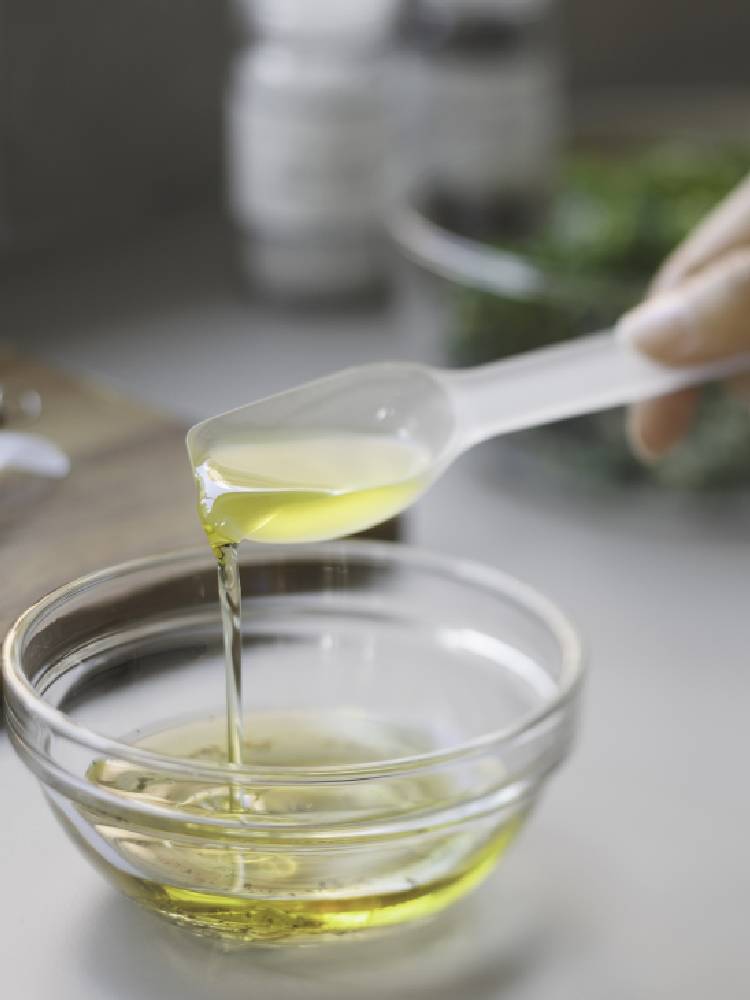 ポリメチルペンテン製のマーナのきほん 計量スプーン。オリーブオイルなどの液体を正確に計量するための白色キッチン用調理器具