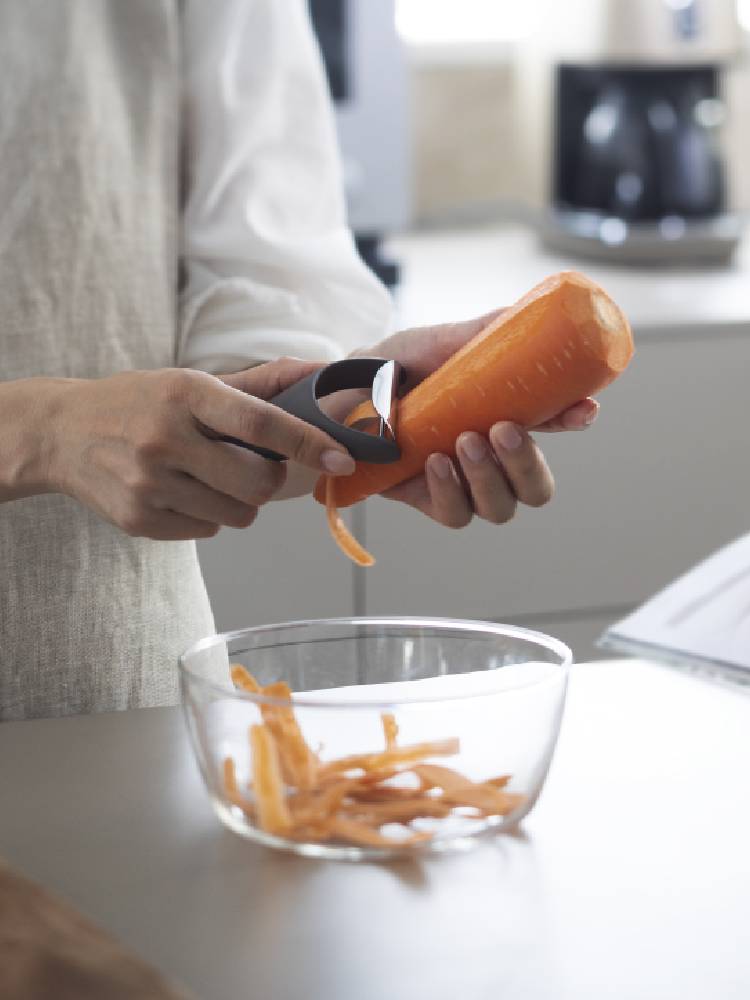 marnaマーナのきほんピーラーがキッチンで野菜を削くために使用されている様子