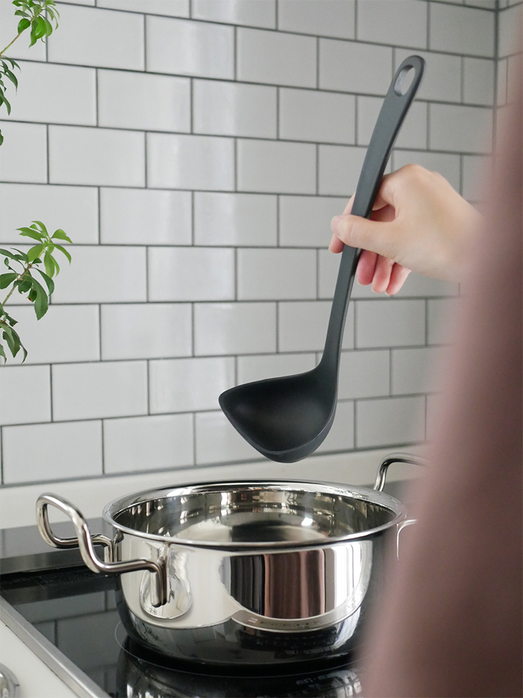 【marna/マーナ】マーナのきほん お玉Sの画像。ナイロンとシリコーンゴム製で、滑りにくいハンドルが付いたキッチン用のお玉です。
