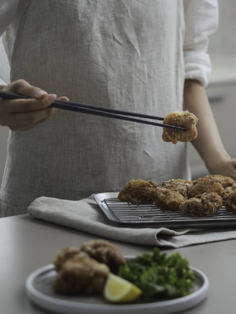 ナイロンとシリコーンゴム製のマーナのきほん菜箸が野菜とともにキッチンテーブルに配置されている