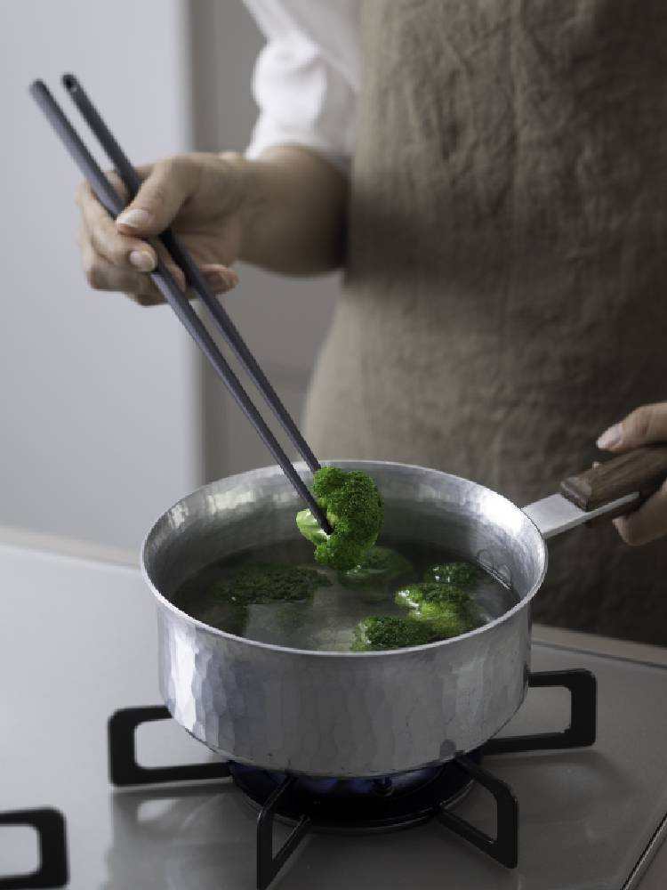 marnaの基本モデル菜箸1本。ナイロンとシリコーンゴム製で耐熱温度230℃、軽量約17gの調理用キッチン器具。