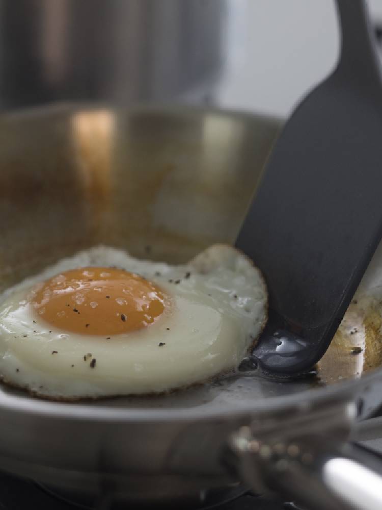 marnaのきほんターナーとフライパンで調理された目玉焼き