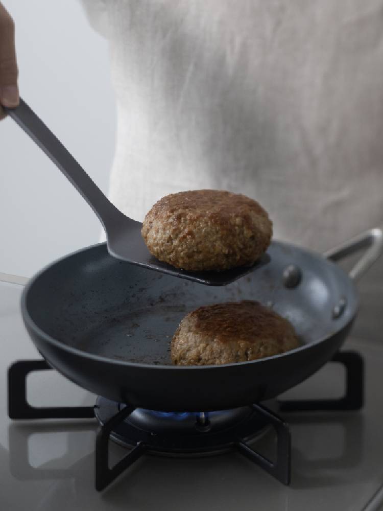 marnaのきほん ターナーとフライパンを使用して料理をしているキッチンシーン