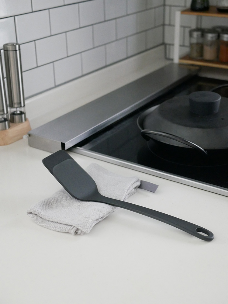 marnaのシルバーアルミ製ターナー。ナイロンとシリコーンゴムのハンドルを持つ調理用キッチン用品。