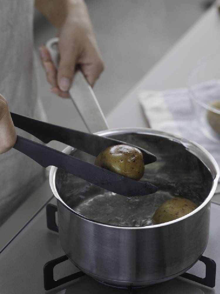 marnaマーナのきほんトングがキッチンカウンターに置かれ、新鮮な野菜や調理器具と共に配置されている様子