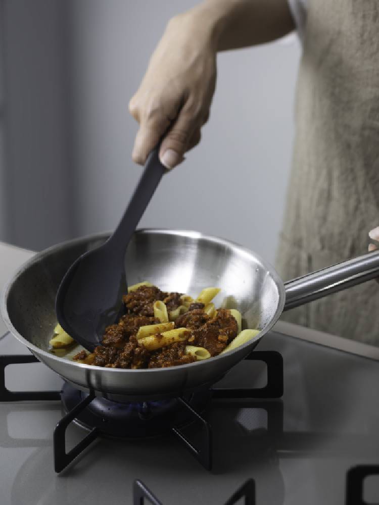 マーナのきほん スプーンヘラがフライパンと食材と共に調理中に使用されている様子