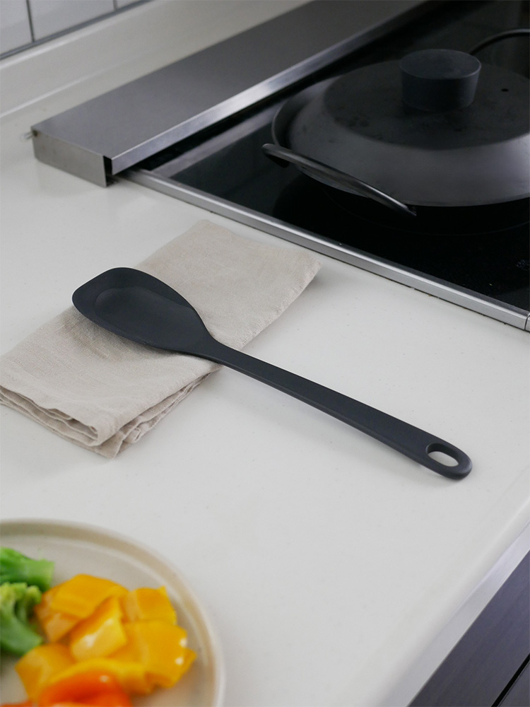 【marna/マーナ】マーナのきほん スプーンヘラ。ナイロンとシリコーンゴム製で耐熱温度230℃のキッチン用調理器具