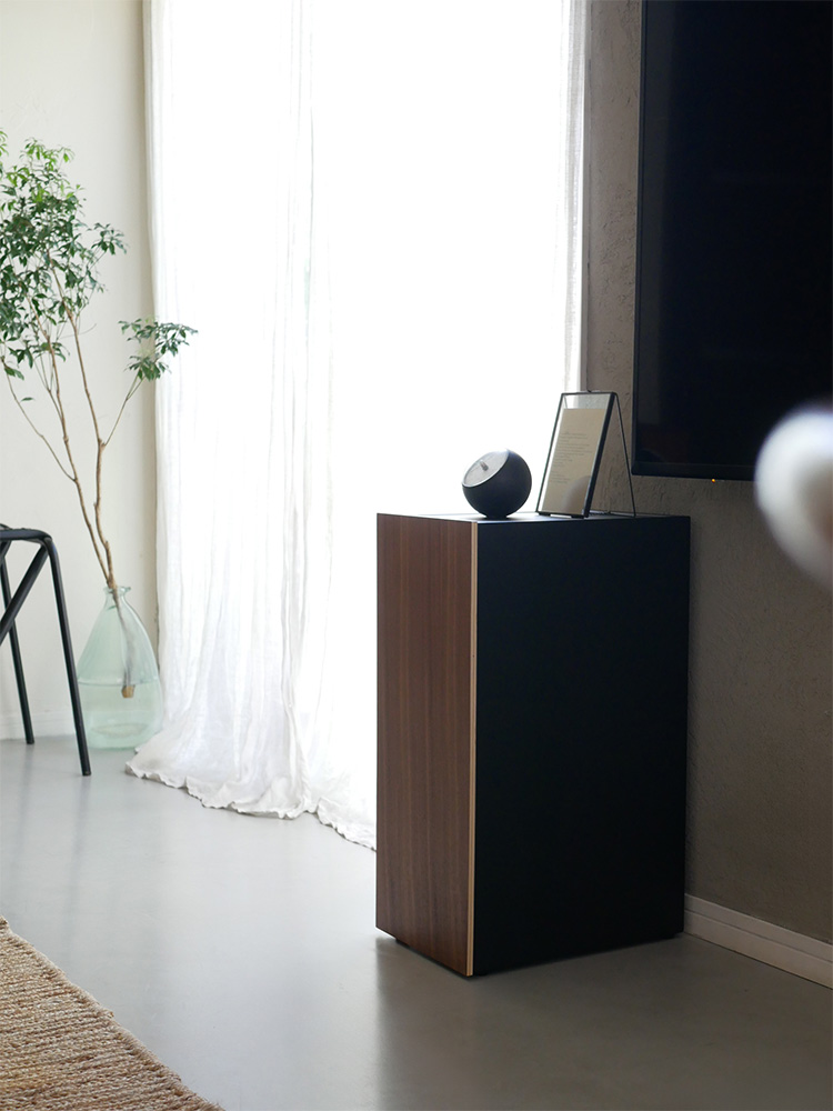 スチールと天然木を使用したホワイトのタワー型ゲーム機収納ラック、複数の扉とスライド棚を備えたインテリア向けデザイン