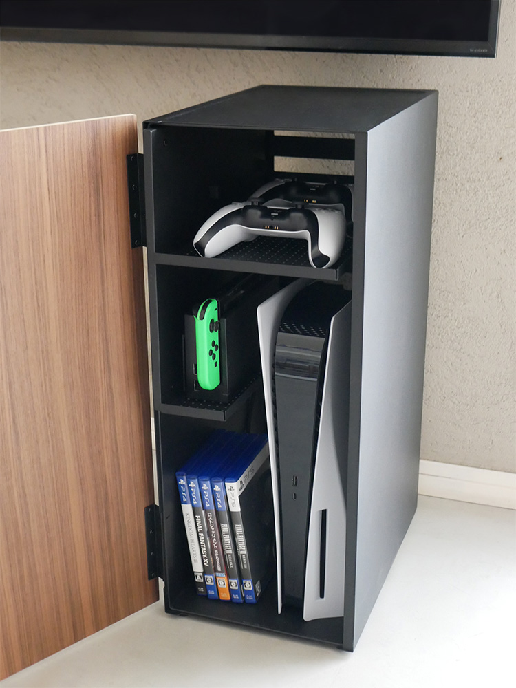 スチール製タワー型ゲーム機収納ラックに電子機器や家庭用電化製品が整理整頓されている様子