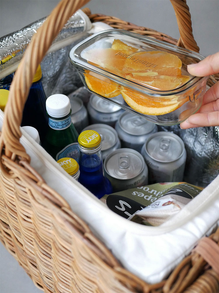 Creer/クレエのラタンピクニッククーラーバスケットに食品やボトルが収納されている