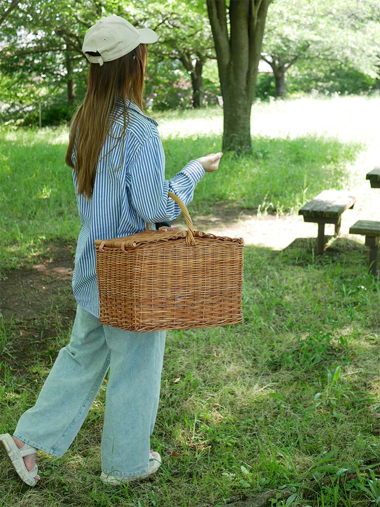 自然の中に置かれた【Creer/クレエ】ラタン製ピクニッククーラーバスケットとサンハット