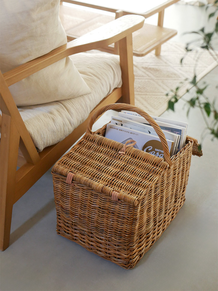 クレエのラタン製ピクニッククーラーバスケット。自然素材の籐とレザーを使用し、持ち手付きでアウトドアや家庭内での収納に最適なデザイン。