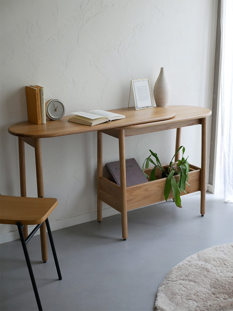 オーク無垢材製の伸長可能なコンソールテーブル「SUK」。二つの引き出しがあり、ポリウレタン塗装で仕上げられたインテリアに調和するデザイン。