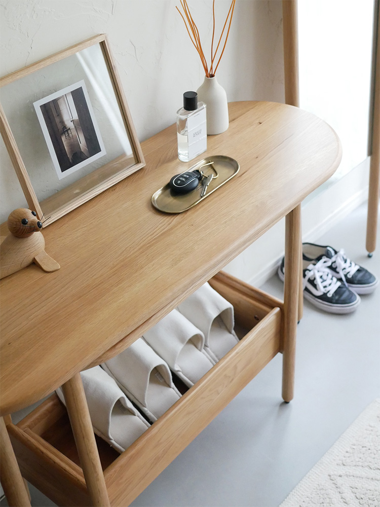 オーク材の伸長可能なコンソールテーブルに花鉢が置かれたナチュラルな室内インテリア