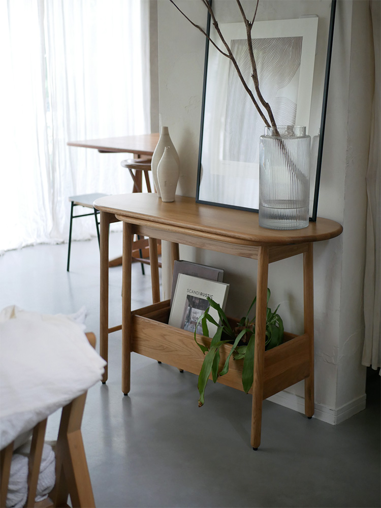 オーク無垢材の伸長できるコンソールテーブル『SUK』が木製フローリングのインテリア空間に配置された様子