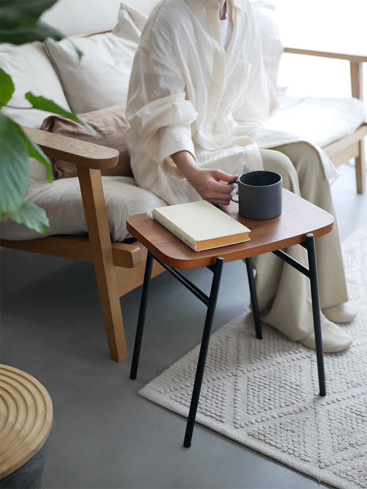 オーク突板とスチール製の『NOWHERE LIKE HOME』KAPELLスツール。繊細なカーブが美しいデザインで屋内外に適した高品質な椅子。