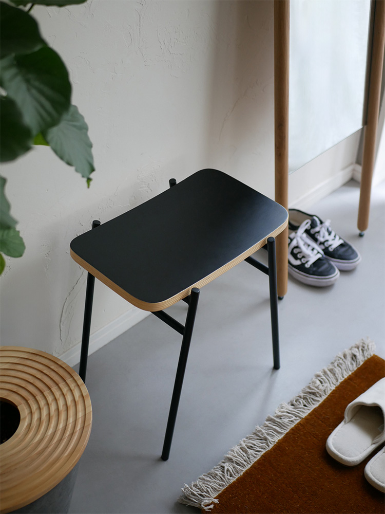 NOWHERE LIKE HOMEのKAPELLスツール。オーク突板とスチールフレームを使用し、繊細なカーブが美しいデザインのスタイリッシュな椅子。