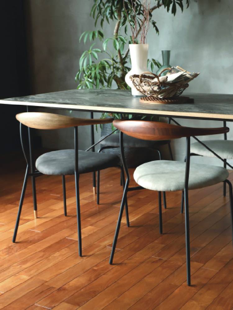 a.depecheのfincチェア、オーク無垢材とスチールフレームを使用したブラウン色のダイニングチェア