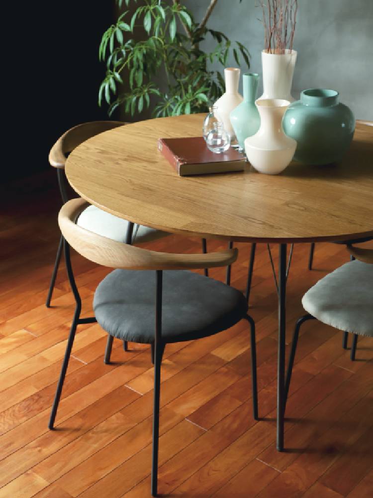 ナチュラルなオーク無垢材とスチールフレームを使用したadepecheのfincチェアがダイニングルームに配置されている様子