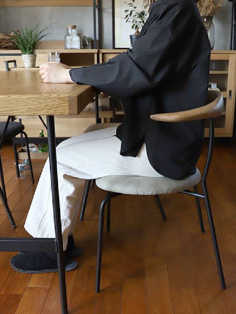 アデペシュ製木製fincチェアがハードウッドの床に配置されたインテリアシーン