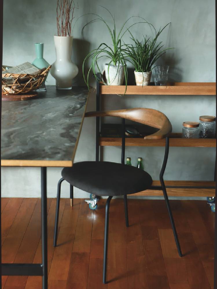 アデペシュのfincチェアが木製のダイニングテーブルと共に配置されたリビングルームのインテリア