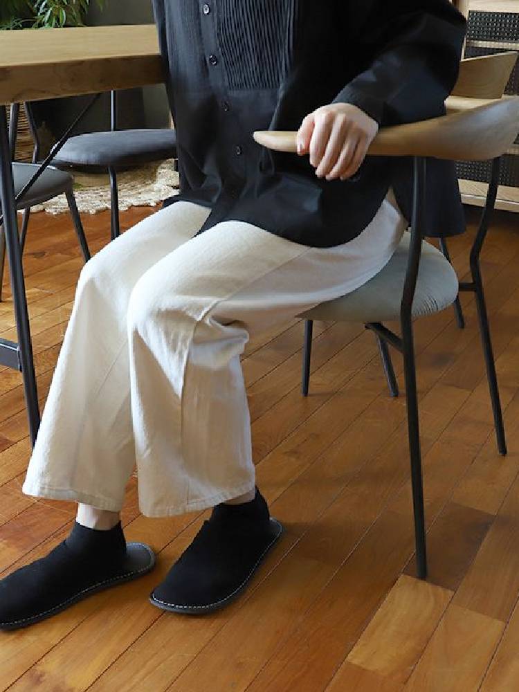 アデペシュのfincチェア。オーク無垢材とスチールフレームを使用したモダンなオフィス用椅子