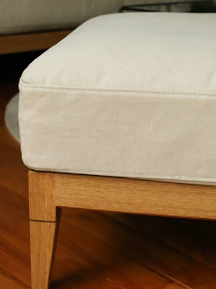 a.depeche製 solo 2.5シートベージュソファ、オーク無垢材とウレタンを使用したスタイリッシュなデザイン