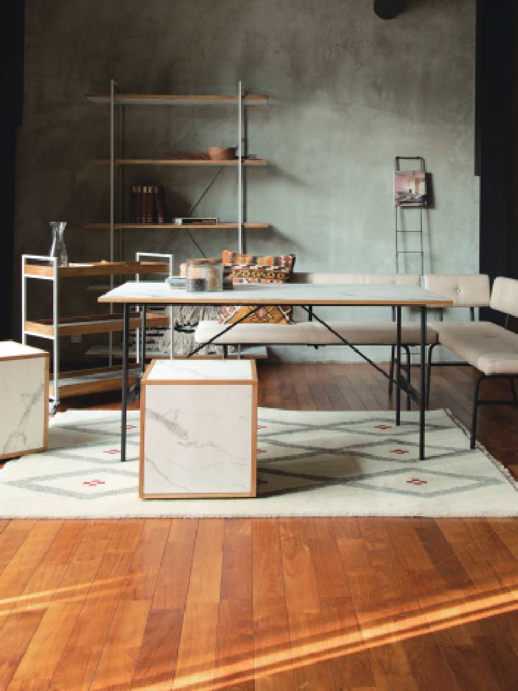 a.depecheのPOL 2wayダイニングテーブル。オーク無垢材の天板とスチール・真鍮フレームを使用した木製のモダンなダイニングテーブル