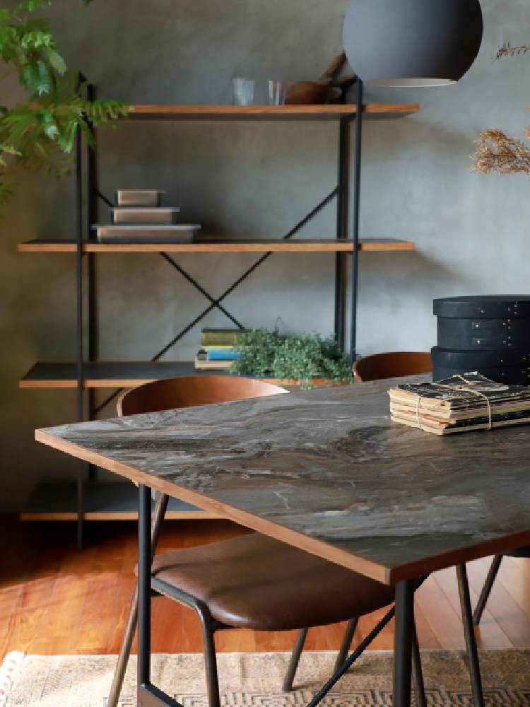 オーク無垢材と真鍮フレームを使用したPOL 2wayダイニングテーブルが木製フローリングのダイニングルームに配置されています