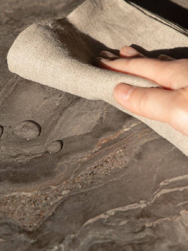 茶色のPOL 2wayダイニングテーブルが木製フローリングの上に配置されている画像