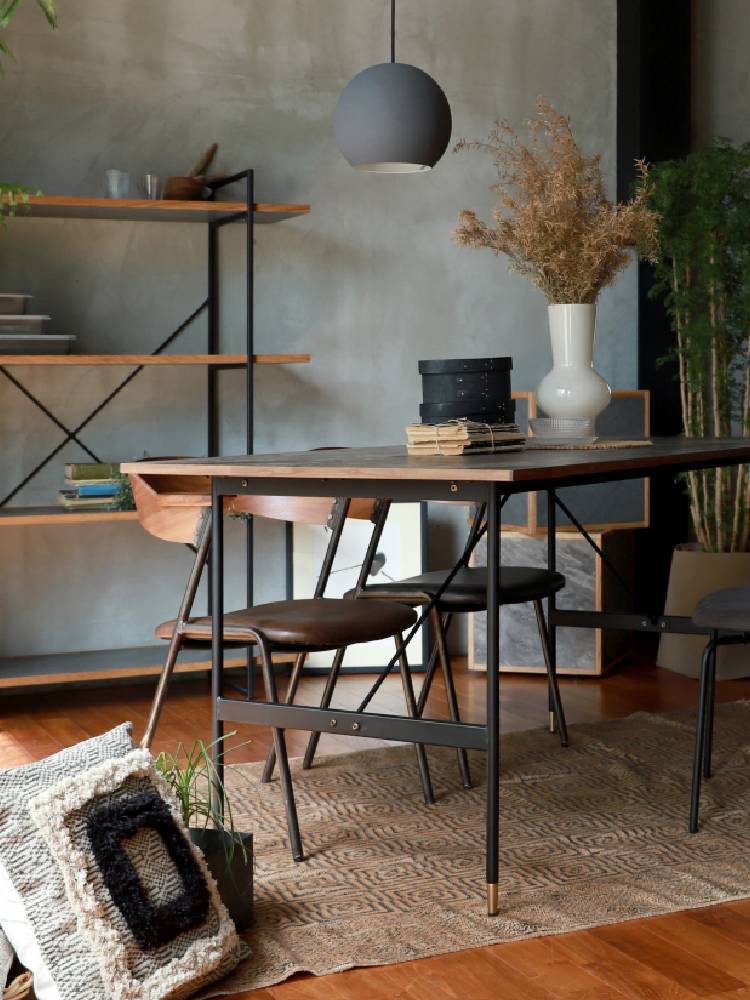 adepecheのPOL 2wayダイニングテーブル、オークまたはウォルナット無垢材を使用したスタイリッシュな木製テーブルがインテリアに調和する様子