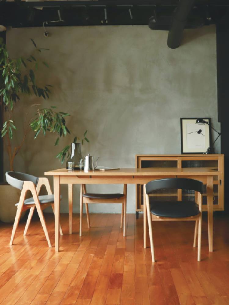 木製床に配置されたadepecheのCobakホールドアームチェア