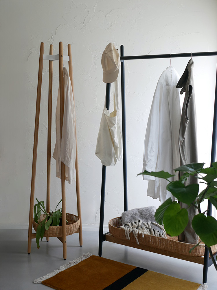 天然素材のラタンバスケットが付いたホワイトオーク製コートハンガー