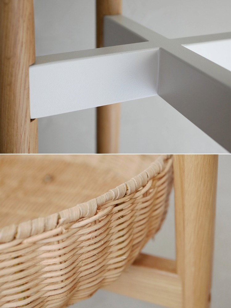 オーク無垢材とラタンで作られたバスケット付きのコートハンガー