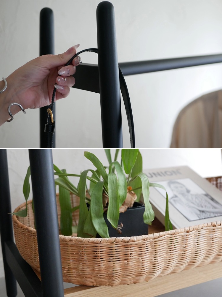 オーク無垢材とラタンバスケットのコートハンガーに花鉢と観葉植物が飾られている様子