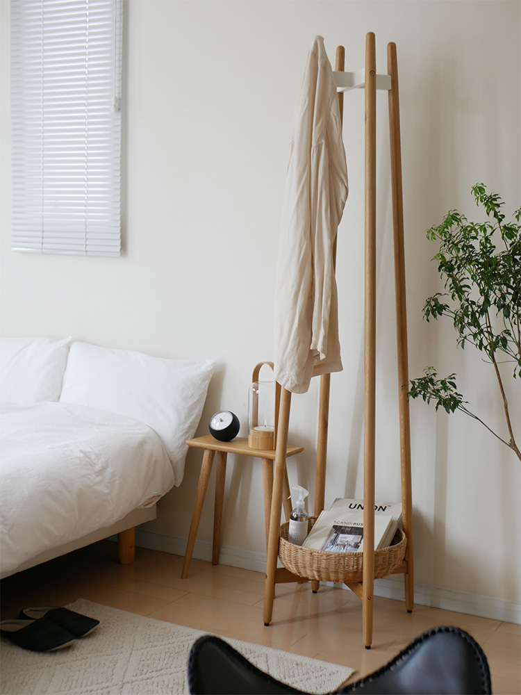 ラタンバスケット付きオーク無垢材のコートハンガー【NOWHERE LIKE HOME】。ホワイトとブラックのカラー展開。
