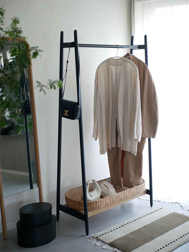 ラタンバスケットとオーク無垢材フレームを使用したノーウェアライクホームのコートハンガー