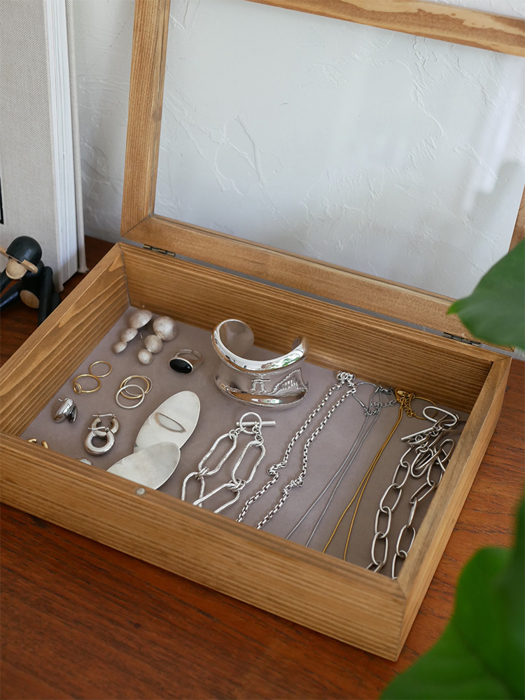 パイン材とガラスを使用し、パール装飾が施されたスタッキング可能な【クレエ】ジュエリーボックス