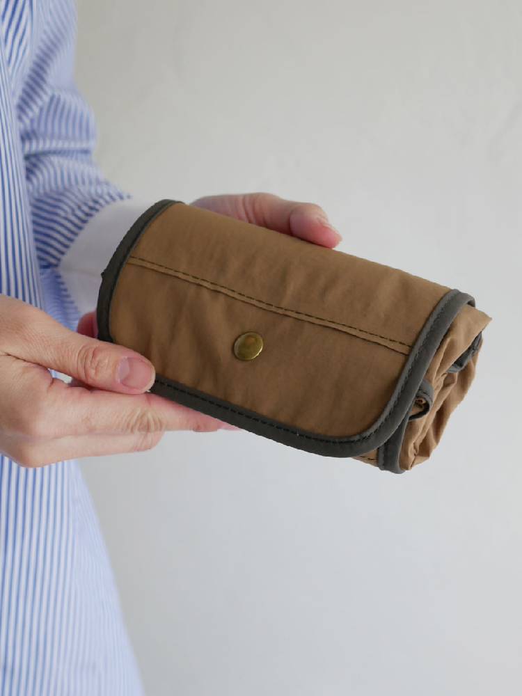 ナイロン100％シワ加工のジッパー付き【RELIEF】エコバッグ。内ポケットとストラップが特徴的なデザイン