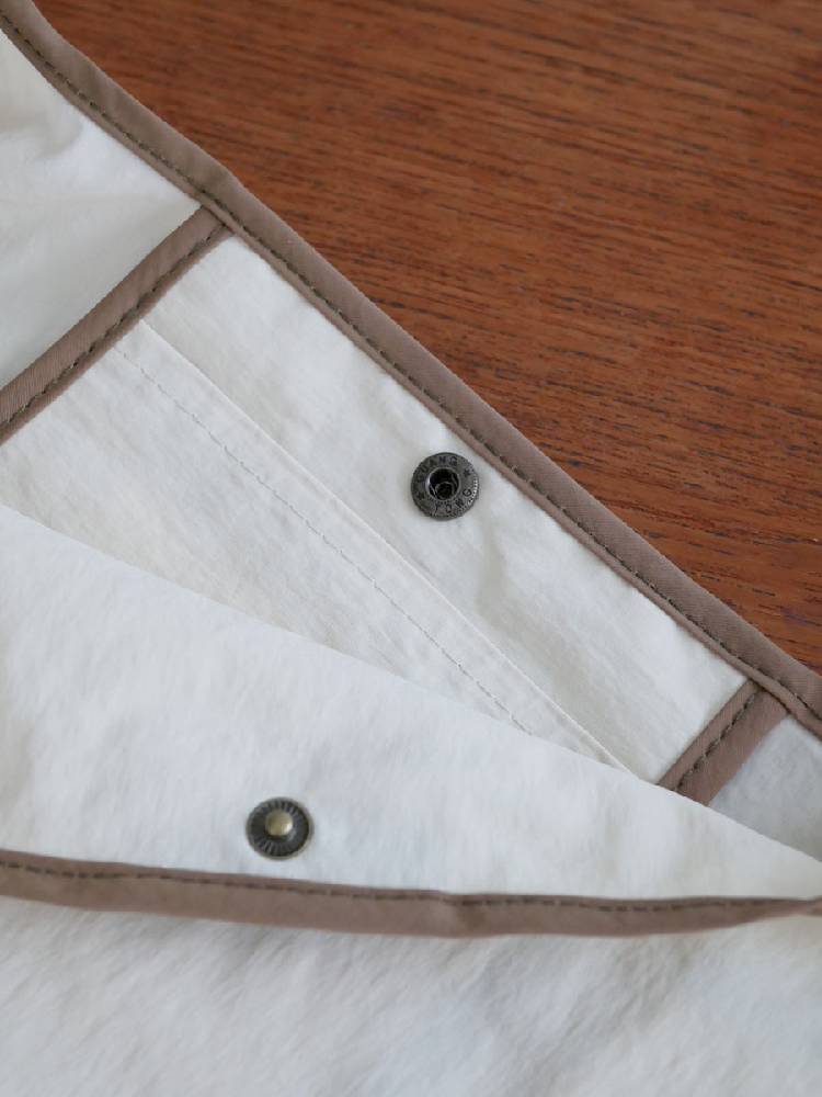 まろやかブラウンのナイロン製エコバッグ、ボタン開閉と内ポケット付き