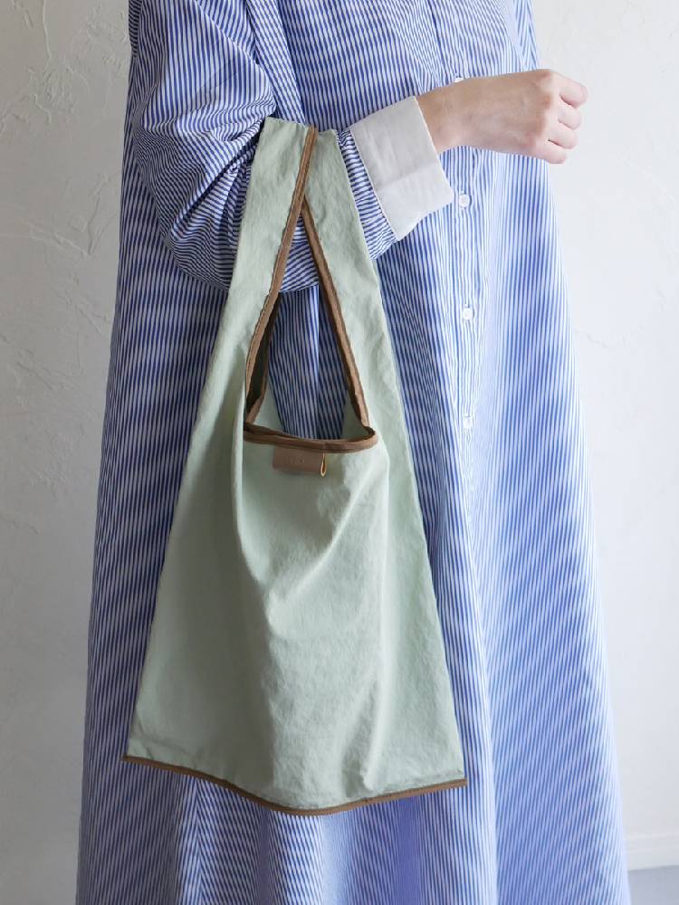 RELIEFエコバッグやわらかホワイト、ナイロン100％シワ加工素材で肩掛け可能なハンドバッグタイプ、開閉ボタンと内ポケット付き