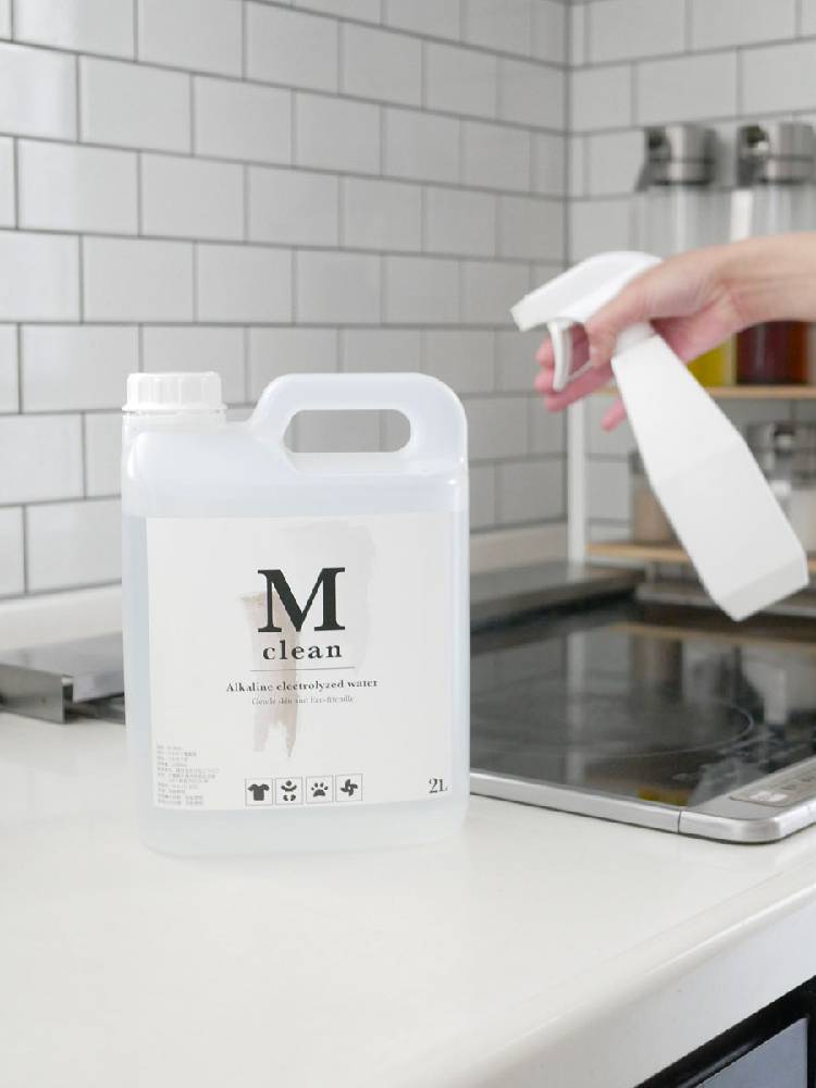 Mcleanアルカリ電解水クリーナー2リットルのラベルが貼られたプラスチックボトル